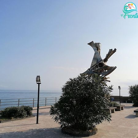 Casa Fronte Mare Villa Santa Teresa Di Riva Buitenkant foto